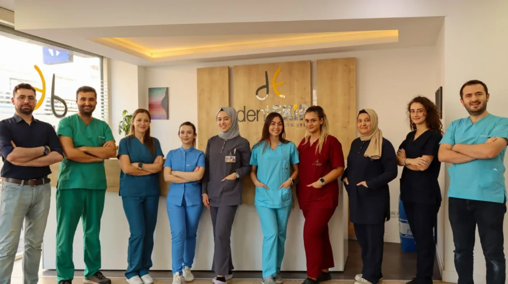 مدخل عيادة DENT EKİP الحديث والترحيب بالفريق